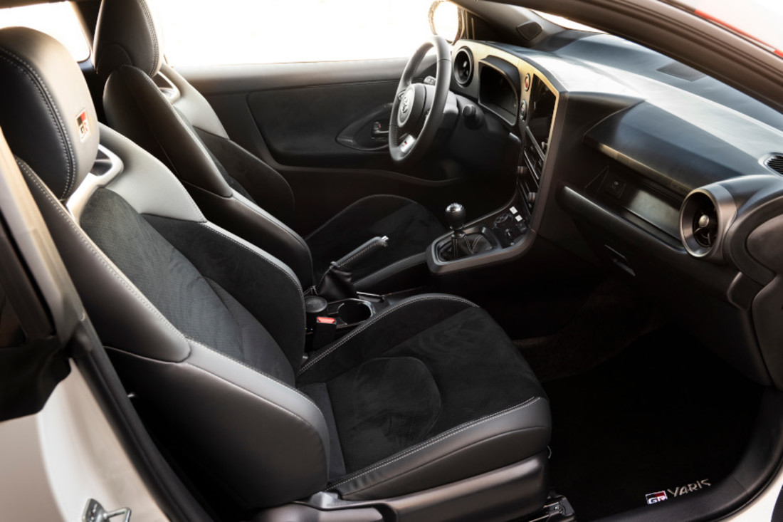 interior-toyota-gr-yaris-2024 (6).jpg