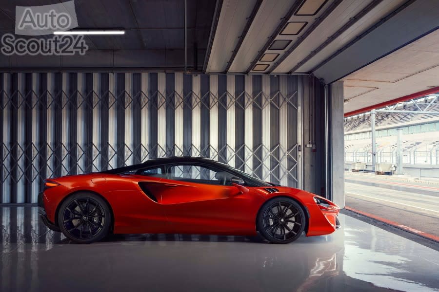 McLaren-Artura-2022-1280-0f (2).jpg