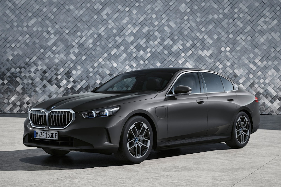BMW-5er-G60-2023-Front-Side