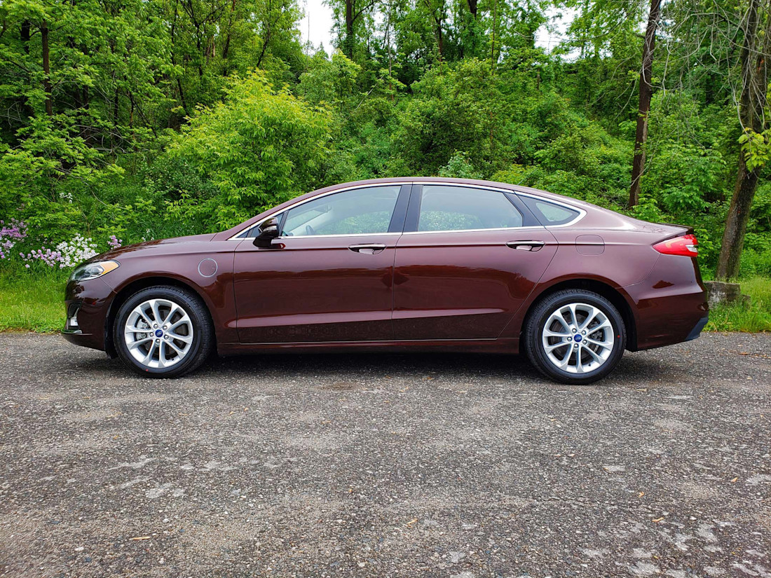 Editorial 2019 ford fusion energi titanium 04 sw