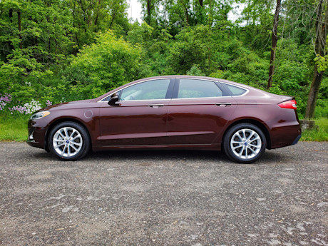 Editorial 2019 ford fusion energi titanium 04 sw