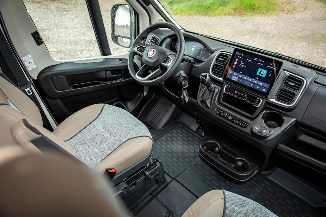 Digitaltacho, Infotainment-System mit Apple CarPlay und Android Auto sowie eine induktive Ladeschale für das Smartphone - auf Wunsch bietet Dethleffs viele Annehmlichkeiten an, die mittlerweile in neuen Pkw zum guten Ton gehören.  Digitaltacho, Infotainment-System mit Apple CarPlay und Android Auto sowie eine induktive Ladeschale für das Smartphone - auf Wunsch bietet Dethleffs viele Annehmlichkeiten an, die mittlerweile in neuen Pkw zum guten Ton gehören.