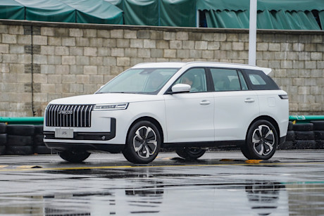 jaecoo-j5-2025-wil-volvo-xc40-rijders-verleiden-met-imposante-waterval-grille-2024-02