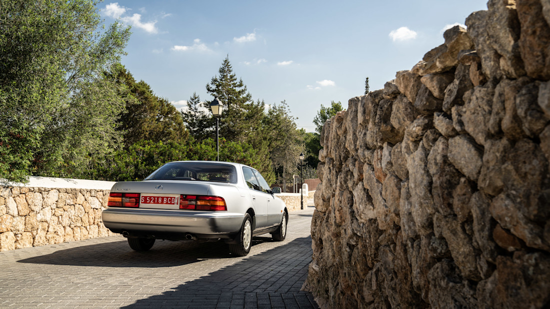 1st_Gen_Lexus_LS_Static_06.jpg