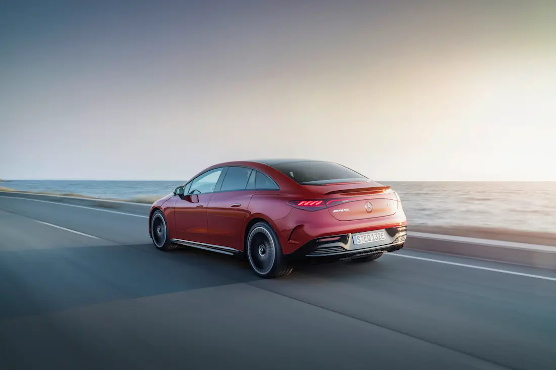 Mercedes-AMG EQE 43 (2022) rijdend, achteraanzicht