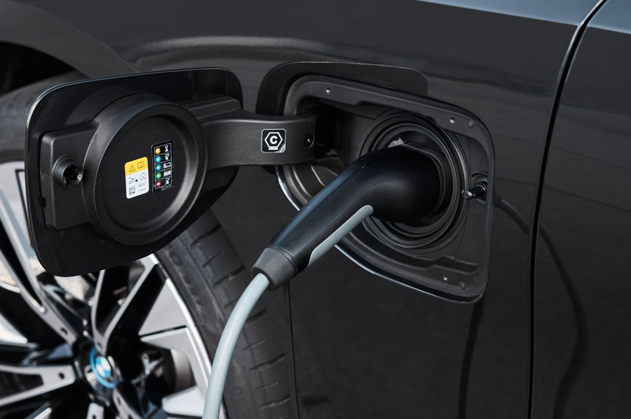 BMW-530e_Sedan-2024-1600-29.jpg