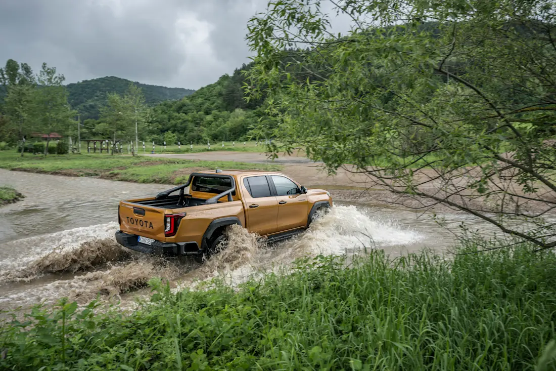 2026 Hilux Hybrid 48V Invincible Sulphur Yellow Dynamic 021