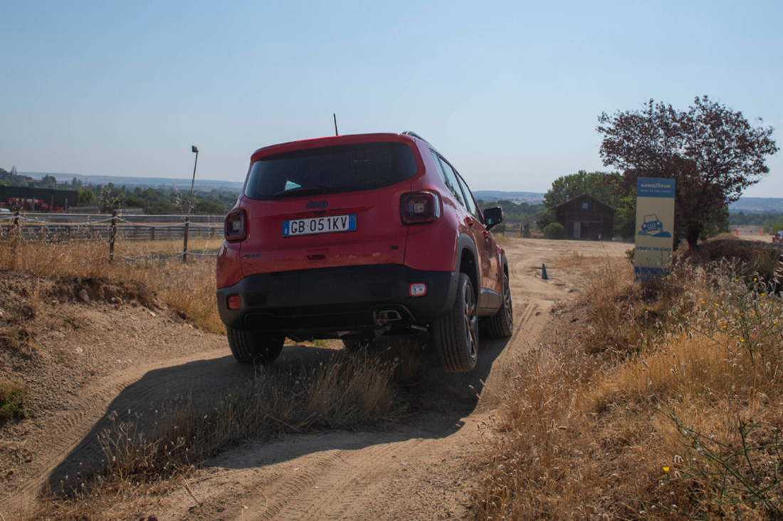 jeep-renegade-4xe (9).jpg