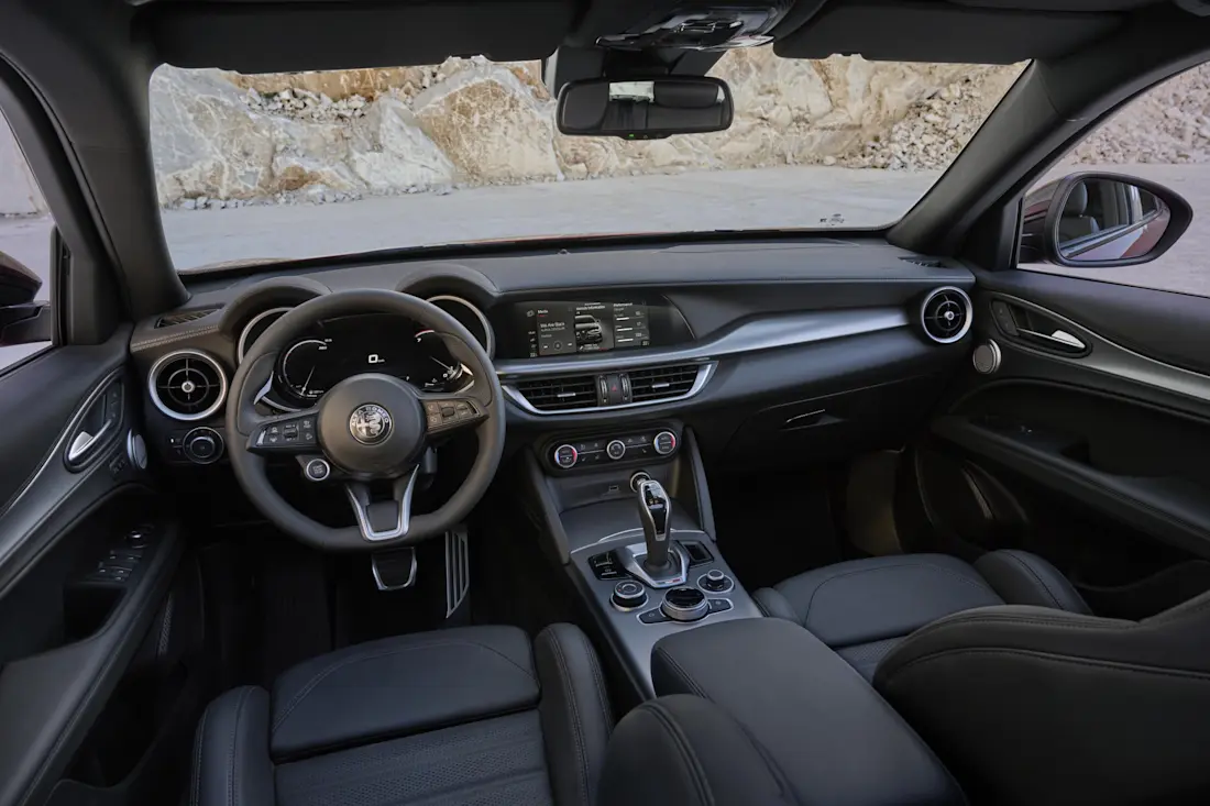 alfa-romeo-stelvio interni 2026