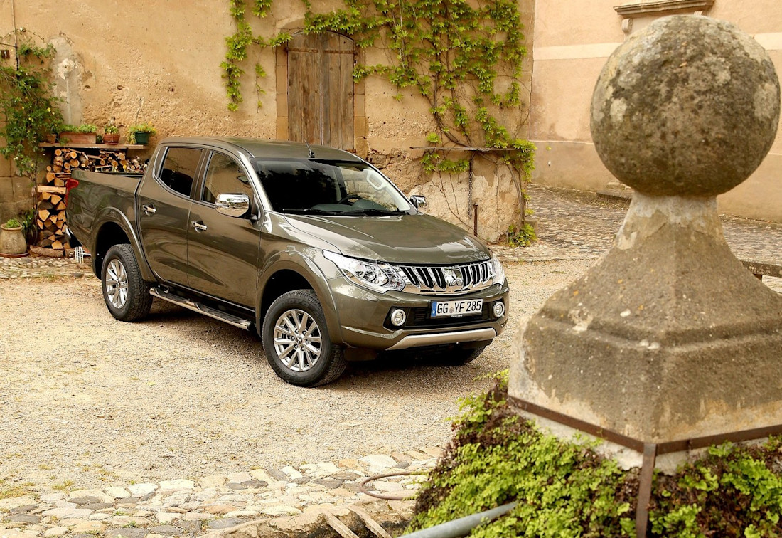 mitsubishi-l200-gray-front