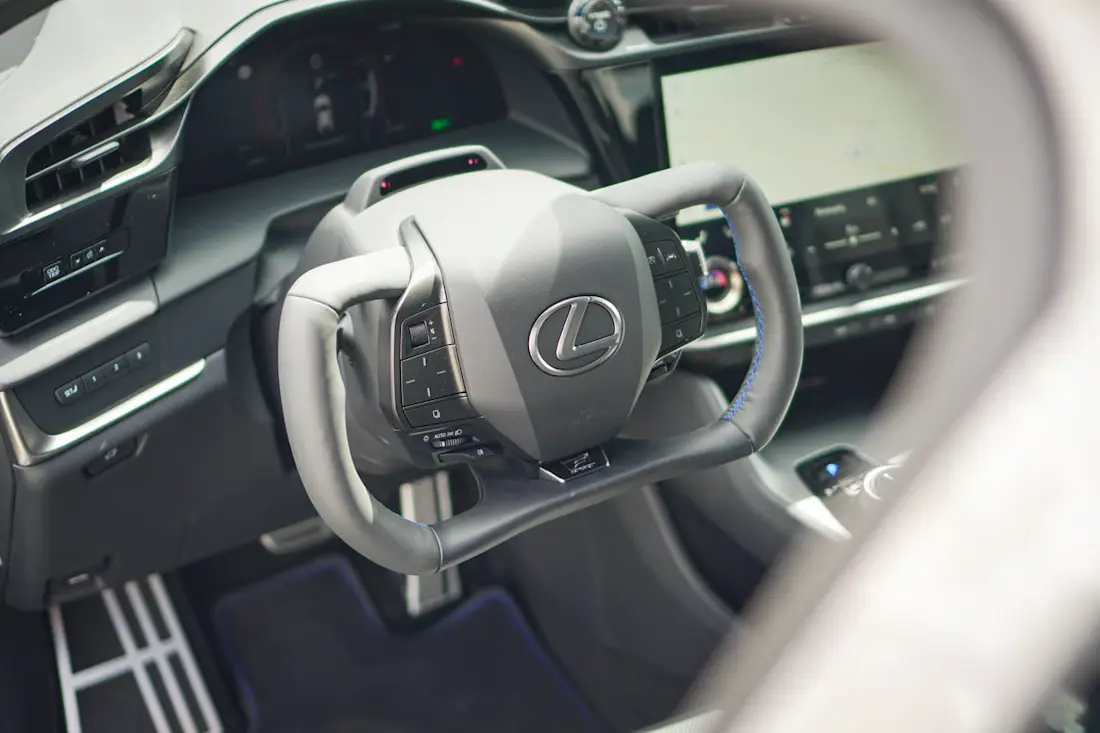 Lexus RZ 550e F Sport 3