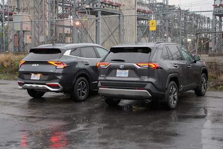 Kia Sportage HEV 2023 vs Toyota RAV4 Hybride 2022 : match comparatif Image