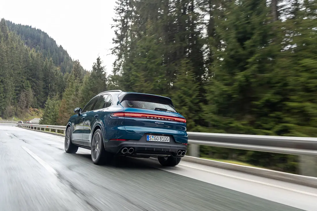 Von außen ist der Verzicht auf Zylinder und Hubraum nicht ersichtlich. Gegen Aufpreis gibt es sogar eine ordentlich klingende Sportabgasanlage.  Von außen ist der Verzicht auf Zylinder und Hubraum nicht ersichtlich. Gegen Aufpreis gibt es sogar eine ordentlich klingende Sportabgasanlage.