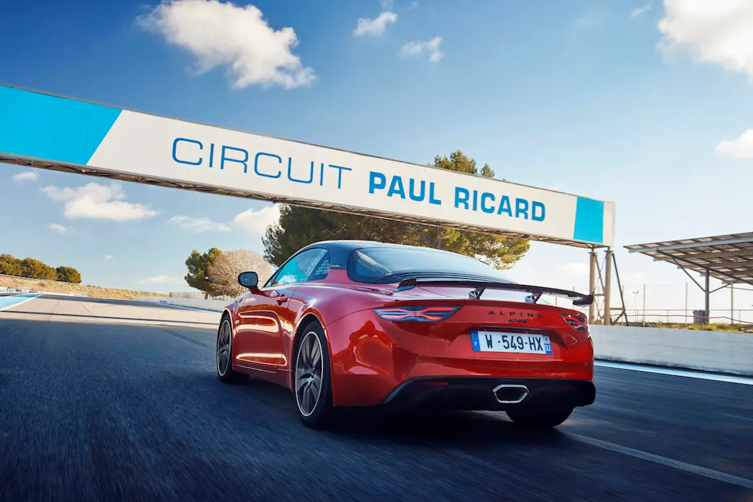 Alpine A110 S (2022) rijdend, achteraanzicht Alpine A110 S (2022) rijdend, achteraanzicht