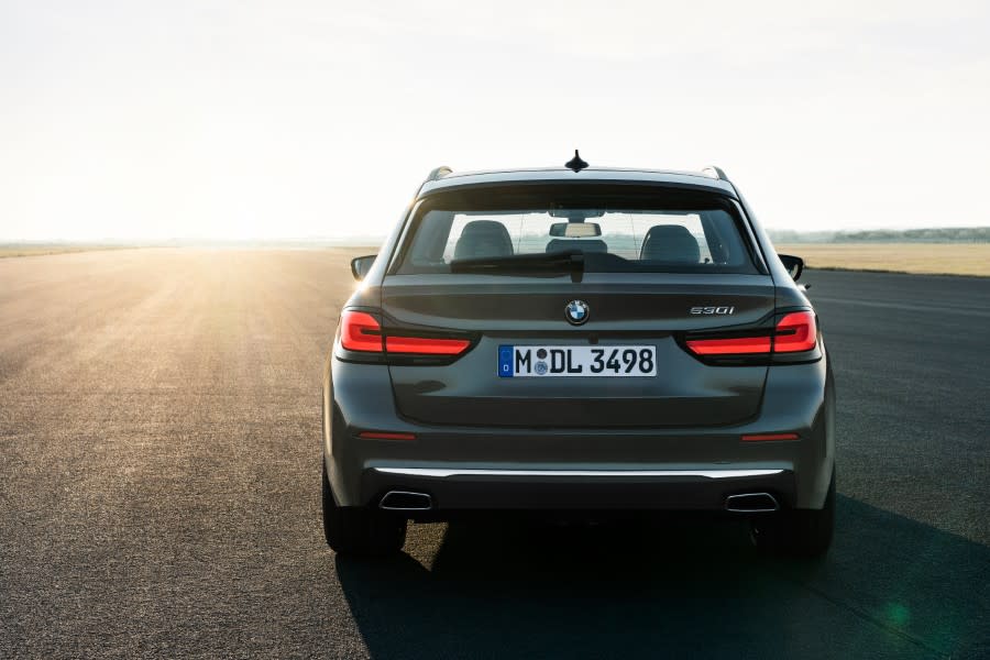 P90389095_highRes_the-new-bmw-530i-tou (1).jpg