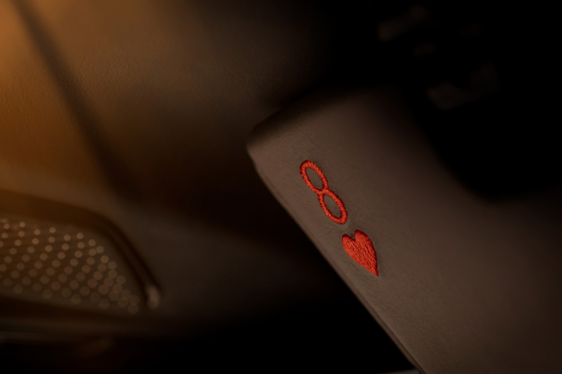 Aston-Martin-DB12-Goldfinger-Edition (14).jpg