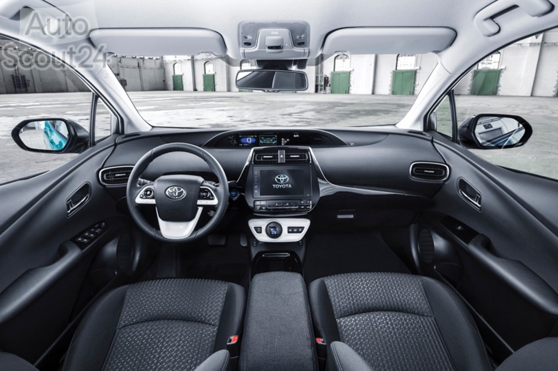 Toyota Prius PHEV (9).jpg