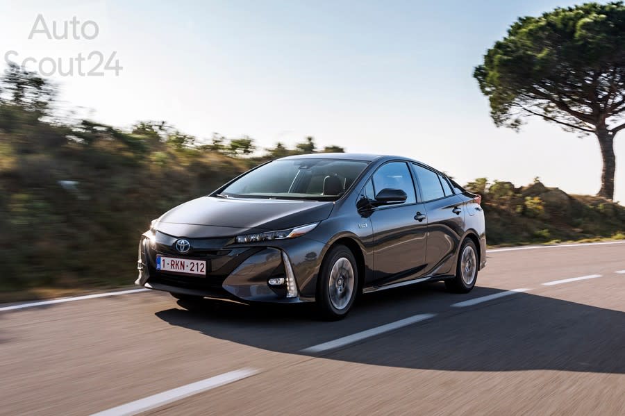 Toyota Prius PHEV (3).jpg