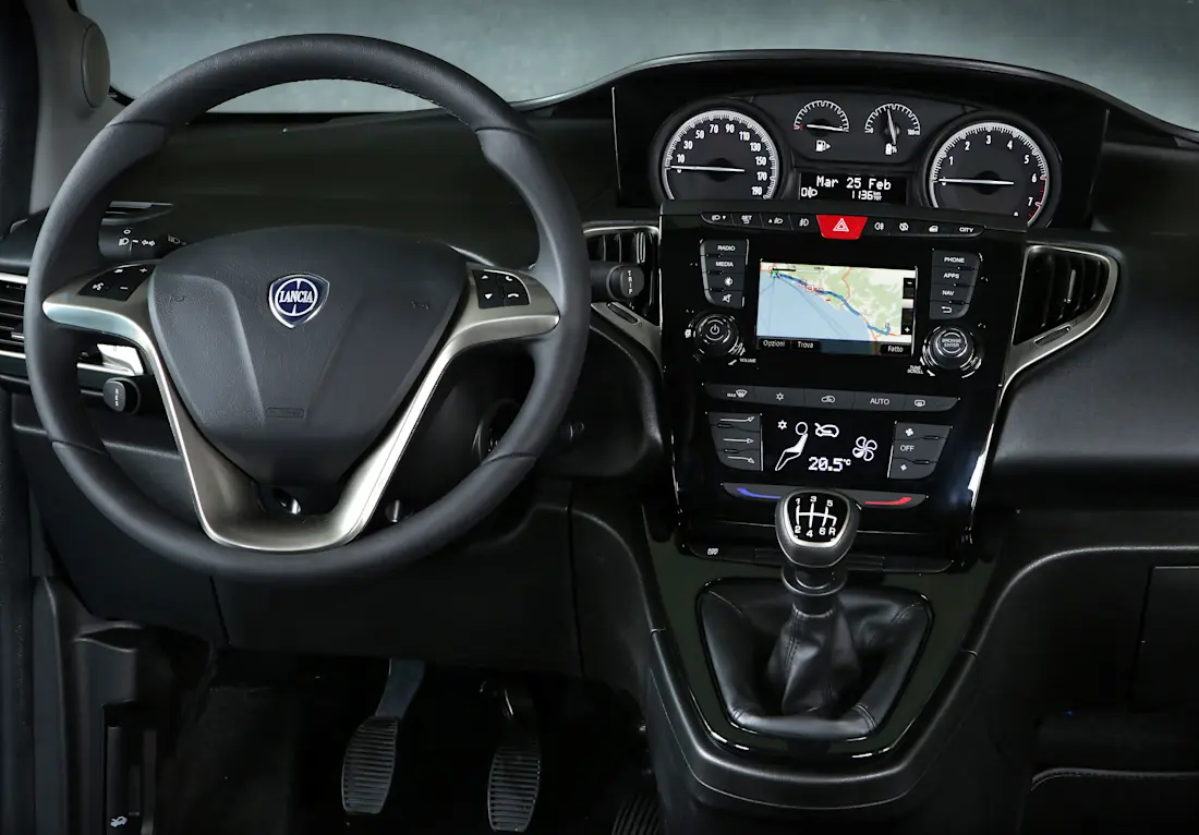 LANCIA Ypsilon hybrid ECOCHIC Interni
