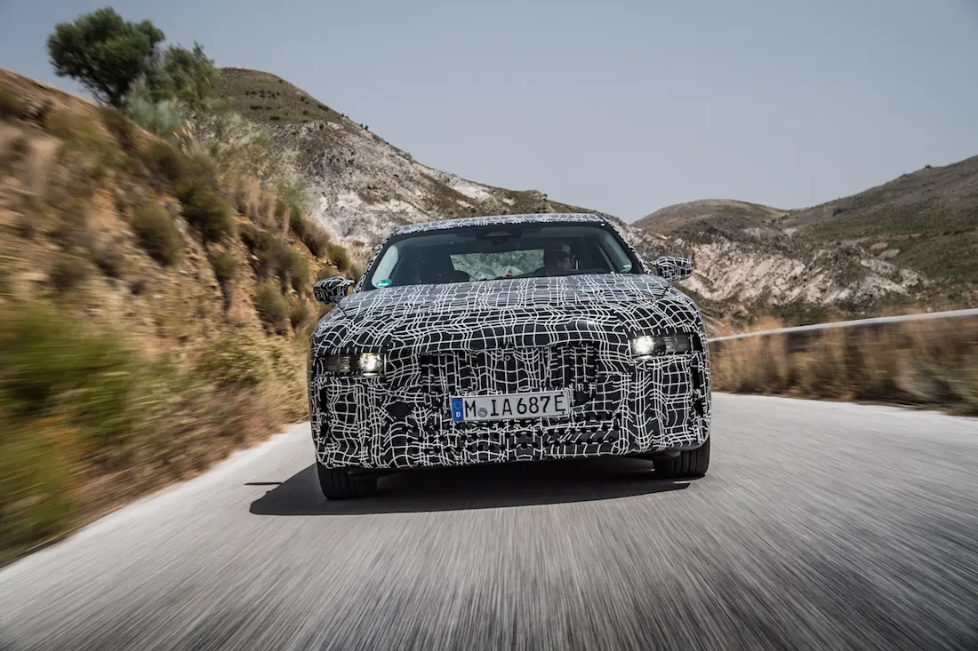 AS24 BMW i7 teaser 2021 rijdend frontaal AS24 BMW i7 teaser 2021 rijdend frontaal