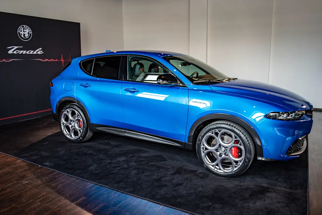 Markante Seitenlinie: Von außen betrachtet wirkt der Tonale stilsicher gezeichnet, die 5-Loch-Felgen finden ihren Ursprung im Tipo 33.  Markante Seitenlinie: Von außen betrachtet wirkt der Tonale stilsicher gezeichnet, die 5-Loch-Felgen finden ihren Ursprung im Tipo 33.