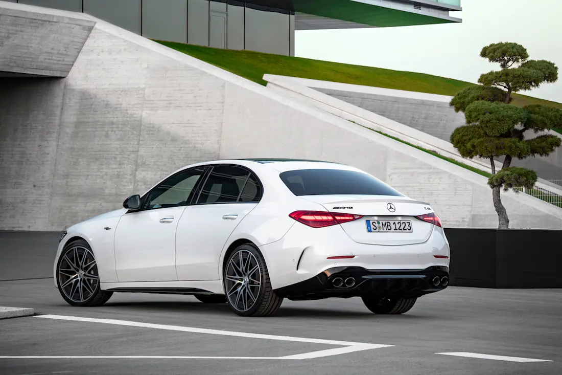 Mercedes-AMG C 43 (2023) statisch, achteraanzicht Mercedes-AMG C 43 (2023) statisch, achteraanzicht
