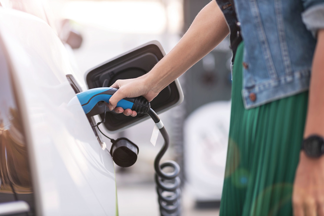 E-Auto-Boom hält an, Verbrenner verlieren weiter