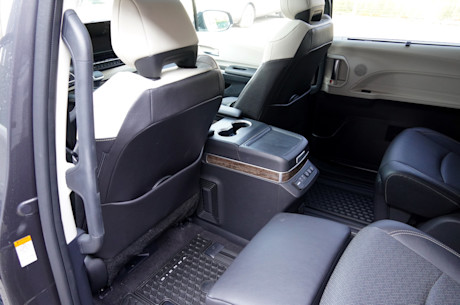 Duel de minifourgonnettes hybrides : la Kia Carnival se frotte à la Toyota Sienna Image