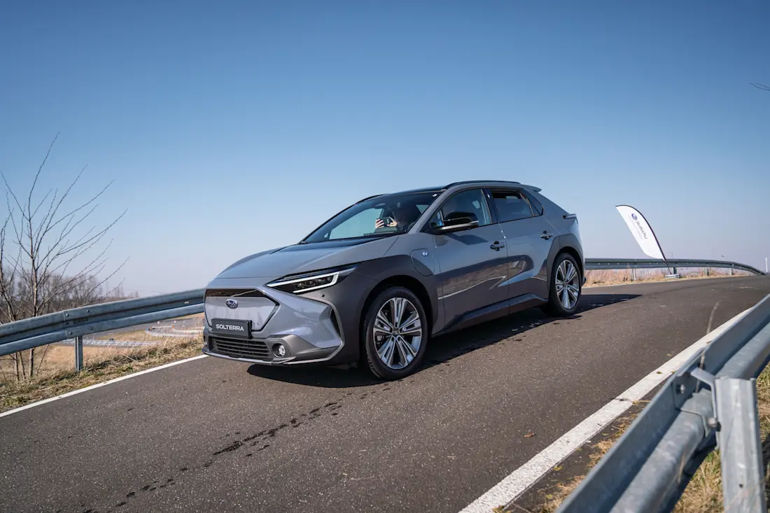 Subaru Solterra (2022) rijdend, vooraanzicht 2 Subaru Solterra (2022) rijdend, vooraanzicht 2