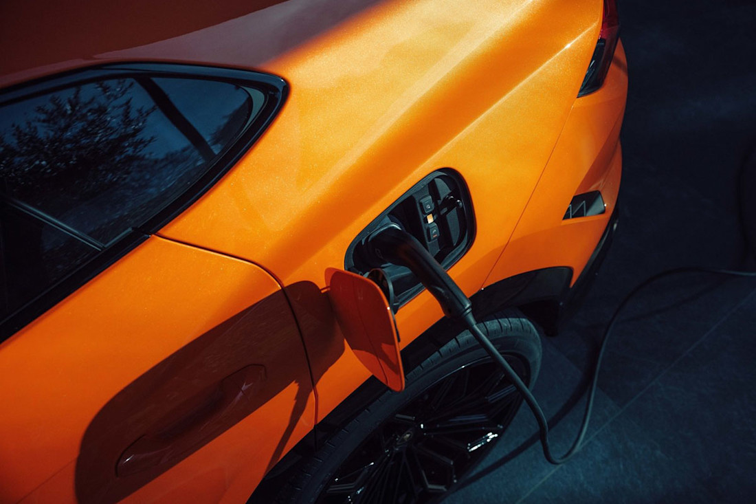 Lamborghini-Urus-SE-2025 (4).jpg