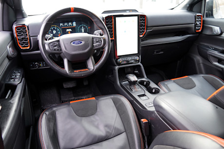 Le Ford Ranger Raptor soumis à une tempête hivernale Body Image