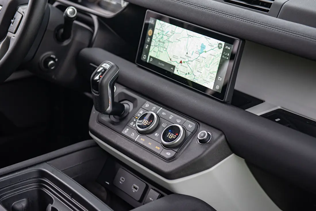 Der 10 Zoll Touchscreen punktet durch eine gute Auflösung, schwächelt allerdings bei der Bediengeschwindigkeit. Nicht alle Menüs sind zudem logisch aufgebaut. Wer die Schwächen der Navigation ausgleichen will, der nutzt Google Maps per kabelgebundenem Apple Car Play oder Android Auto.  Der 10 Zoll Touchscreen punktet durch eine gute Auflösung, schwächelt allerdings bei der Bediengeschwindigkeit. Nicht alle Menüs sind zudem logisch aufgebaut. Wer die Schwächen der Navigation ausgleichen will, der nutzt Google Maps per kabelgebundenem Apple Car Play oder Android Auto.