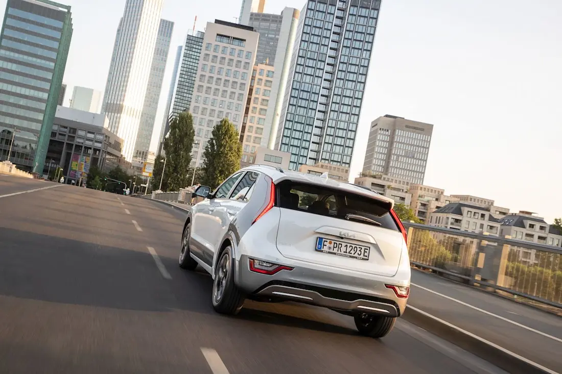 Kia Niro EV (2022) rijdend, achteraanzicht