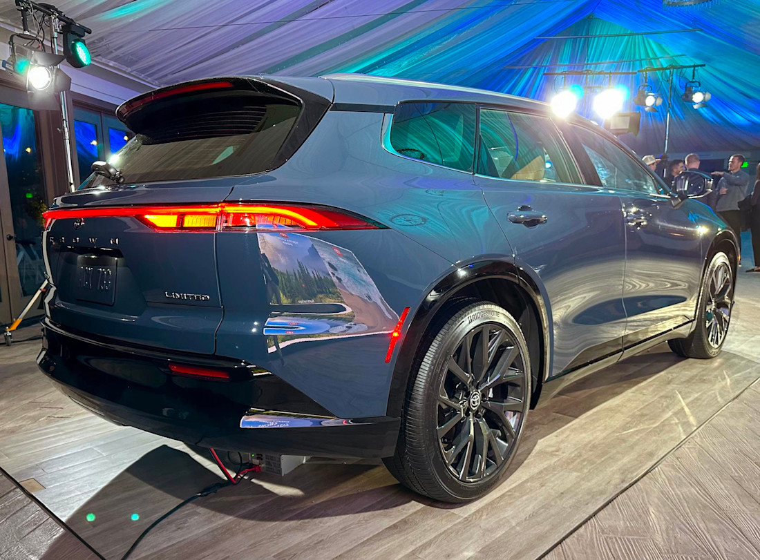 Editorial 2025 toyota crown signia p 231115 02 jw