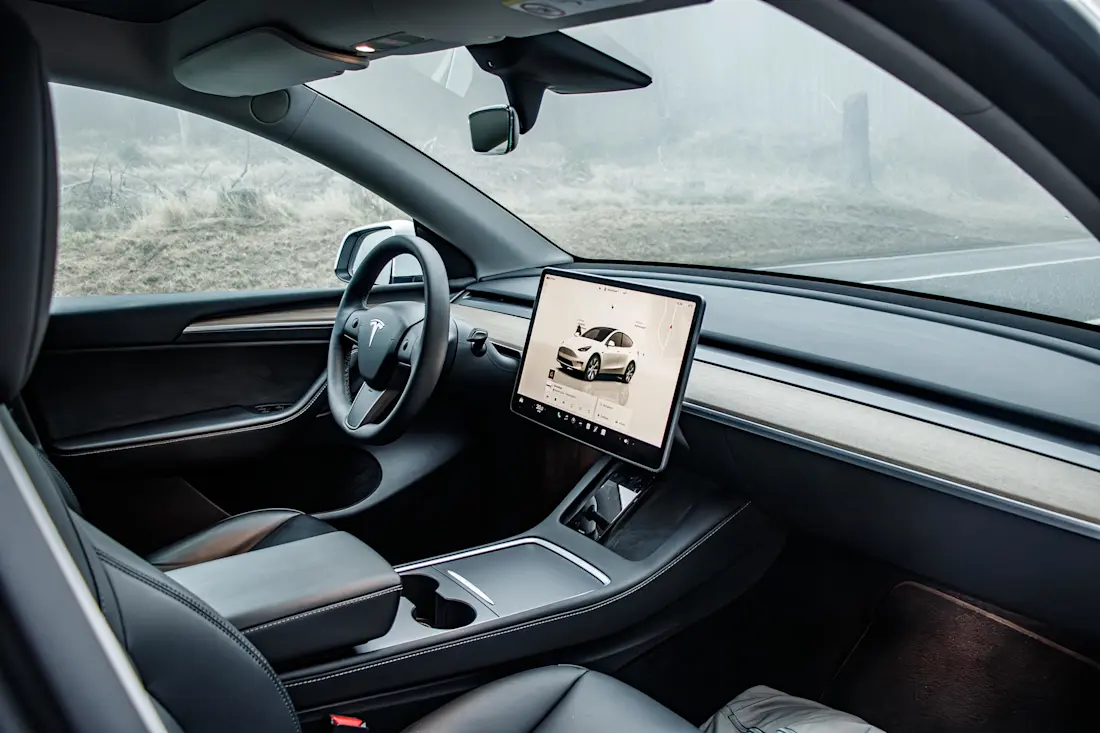 tesla-model-y-2022-gebraucht-interior