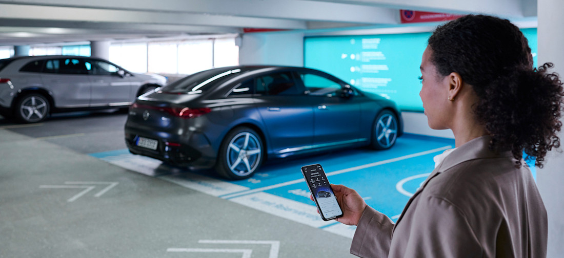 Hop, sans les mains : cette Mercedes se gare de manière totalement autonome