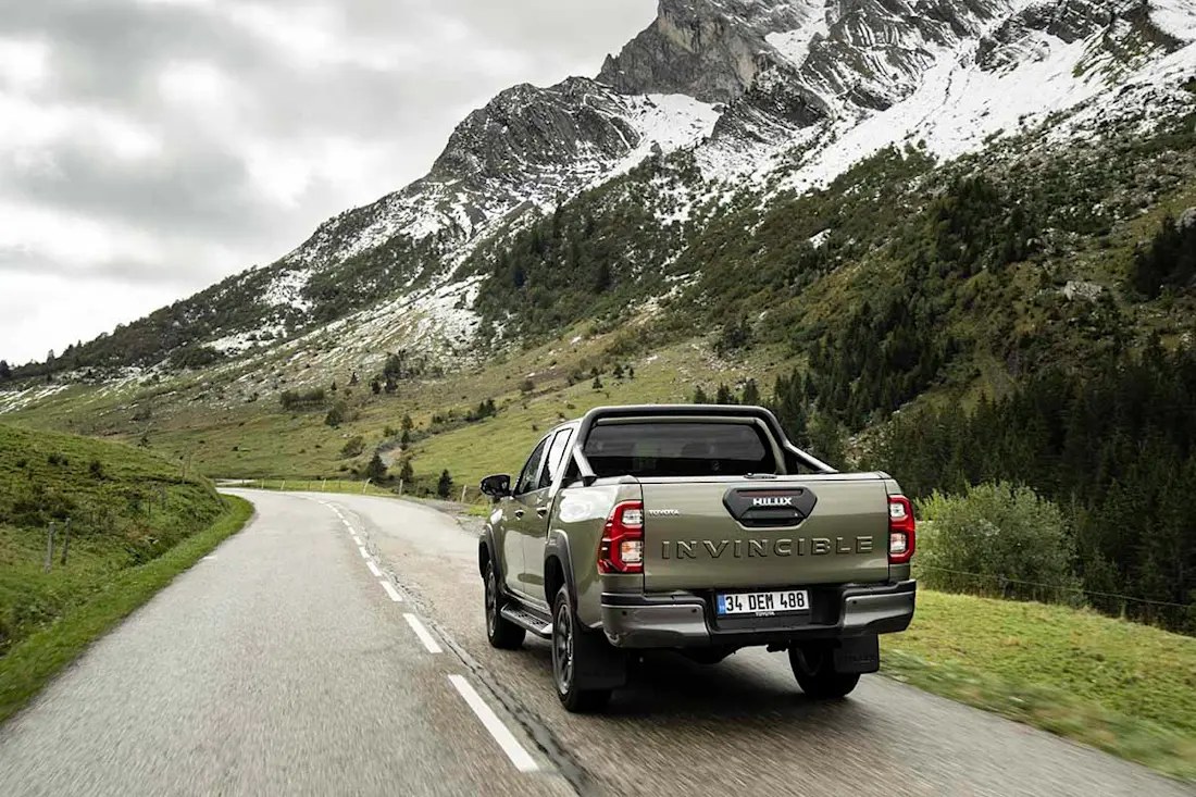 AS24 Toyota Hilux 2021 rijdend achter 2