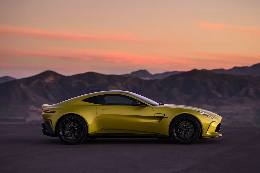 nieuwe-aston-martin-vantage-2024-is-op-en-top-brits-behalve-de-motor-2024-10