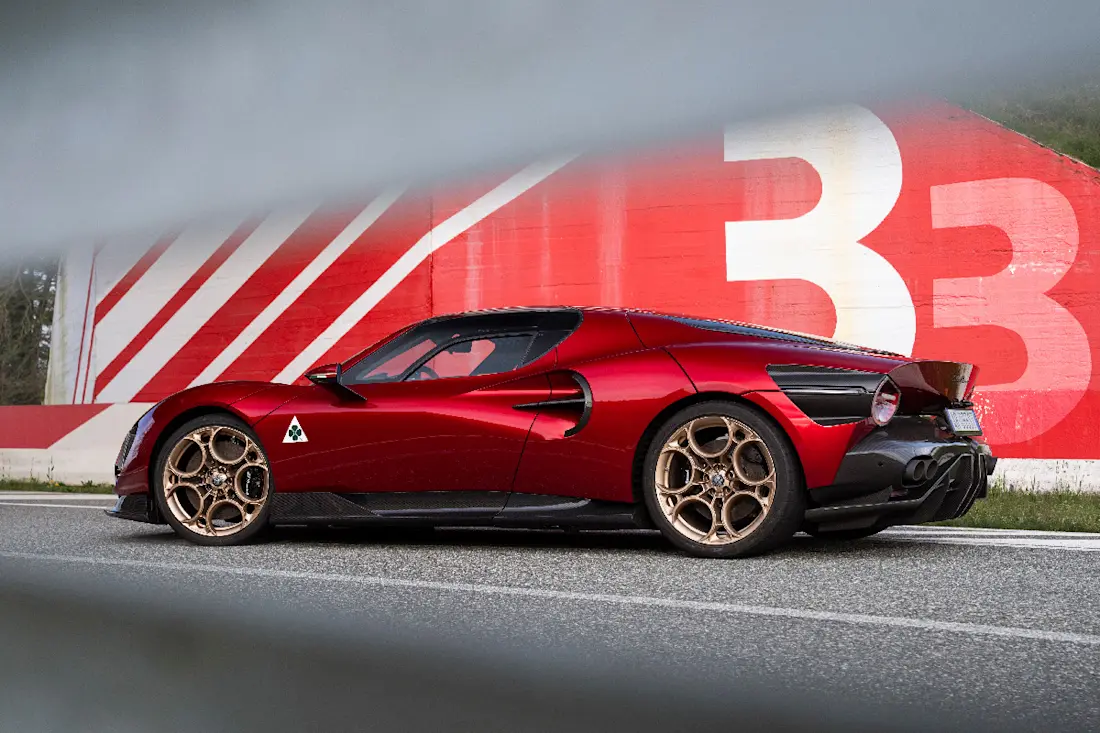 Alfa-Romeo-33-Stradale (24)