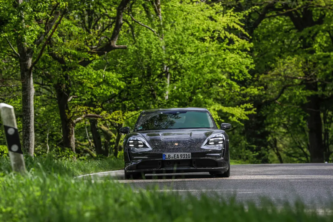 Porsche-Taycan-front Porsche-Taycan-front