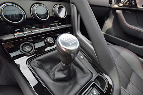Editorial 2016 jaguar f type s coupe jp 13