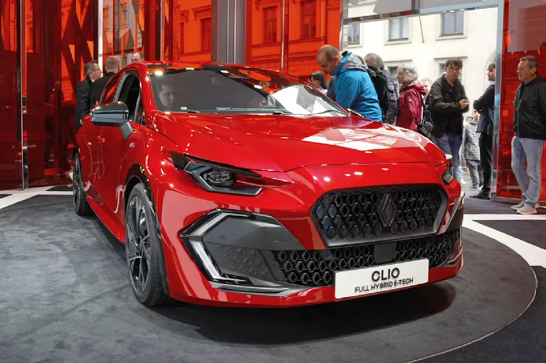 8 iaa-mobility-2025 renault-clio-front