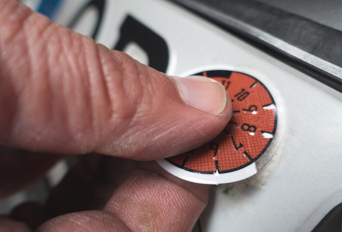 Lies die TÜV Plakette richtig ab: Tipps und Tricks für problemloses Ablesen
