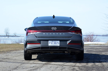 Hyundai Elantra 2024 : essai routier Body Image
