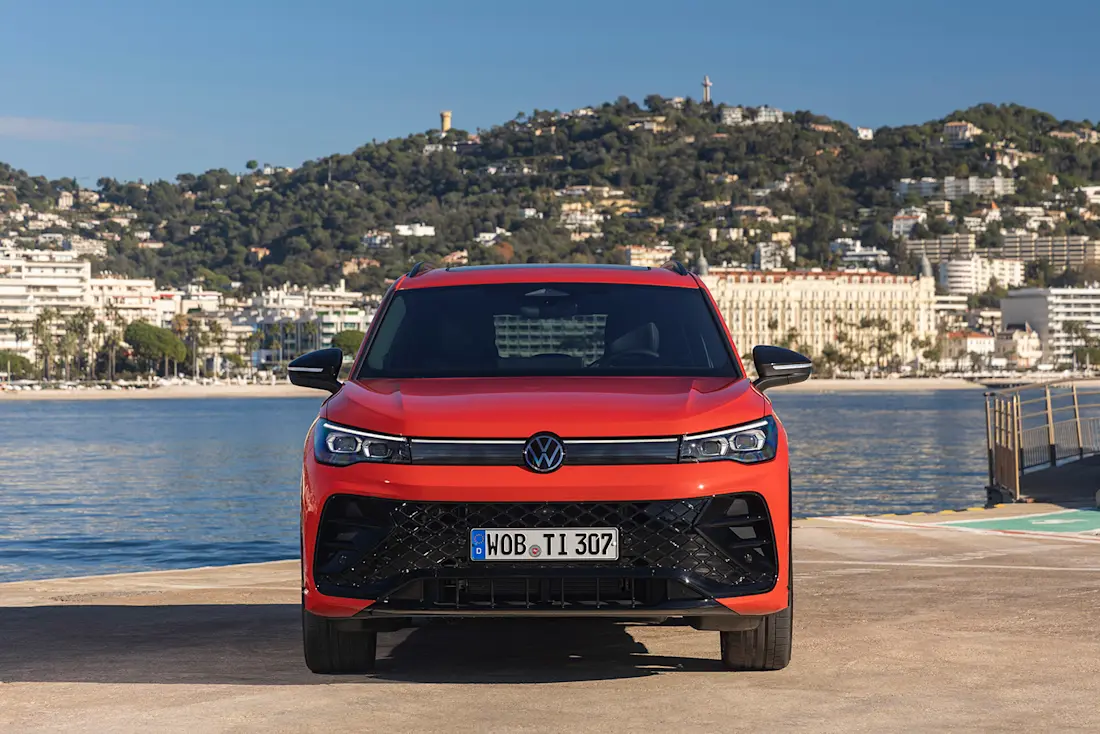 Das neue Markengesicht am Tiguan wirkt stimmig, optional gibt es erstmals weitreichendes HD-Matrix-Licht.  Das neue Markengesicht am Tiguan wirkt stimmig, optional gibt es erstmals weitreichendes HD-Matrix-Licht.