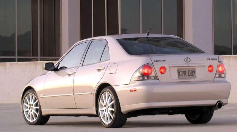 lexus-is-300-back
