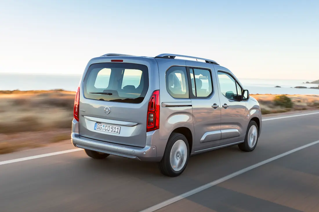 Auch im Opel Combo Life lassen sich unkompliziert drei Kindersitze nebeneinander auf der Rücksitzbank installieren.  Auch im Opel Combo Life lassen sich unkompliziert drei Kindersitze nebeneinander auf der Rücksitzbank installieren.