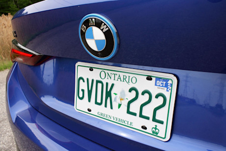 Editorial c01 en 2022 bmw i4 green vehicle licence plate db