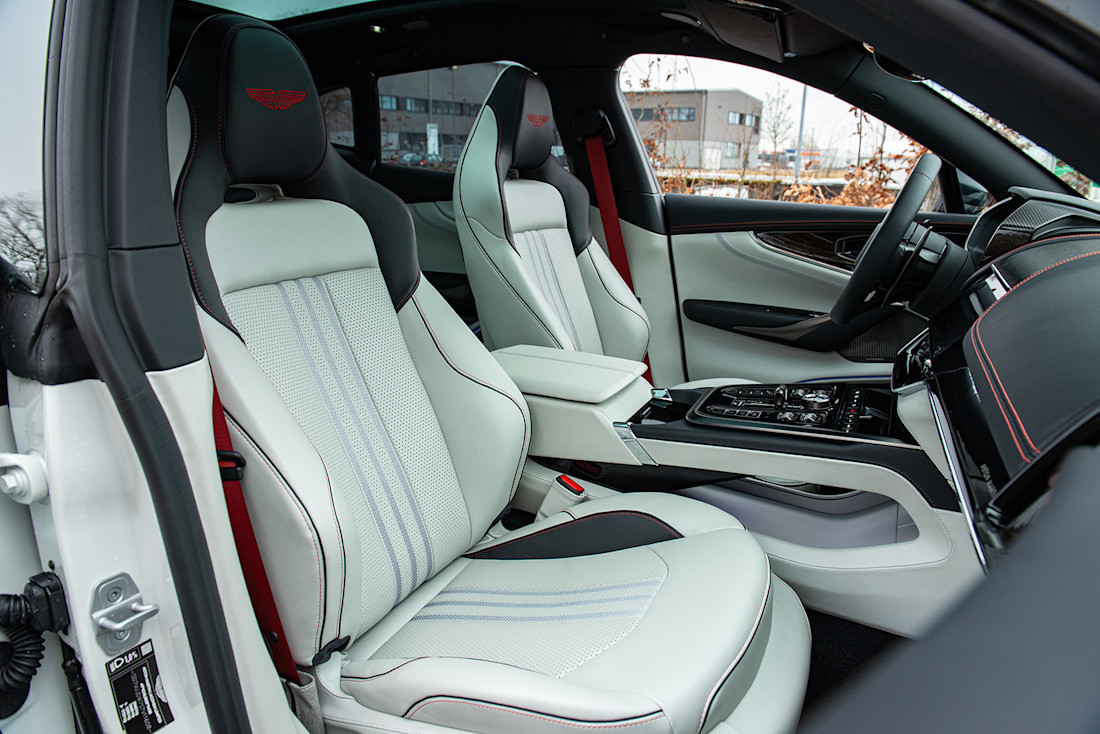 aston-martin-dbx-707-2025-sitze