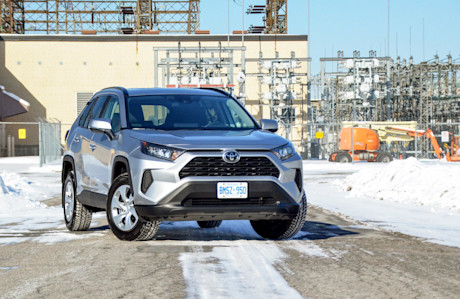Editorial 2021 toyota rav4 le fwd 01 va fr